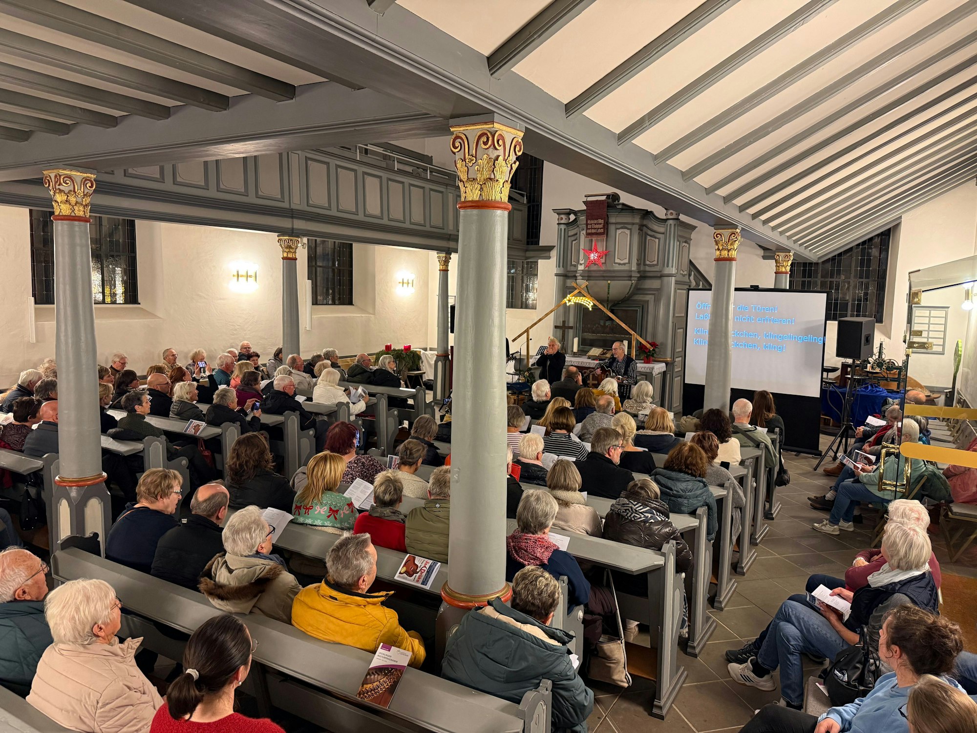 Die Kirche, der Alte vom Berg, bot erneut den passenden und festlichen Rahmen für das weihnachtliche Mitsingkonzert.
