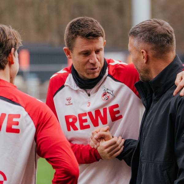 18.12.2025: Lukas Podolski (r.) besucht den 1. FC Köln, hier mit Dominique Heintz (M.) und Jakub Kaminski