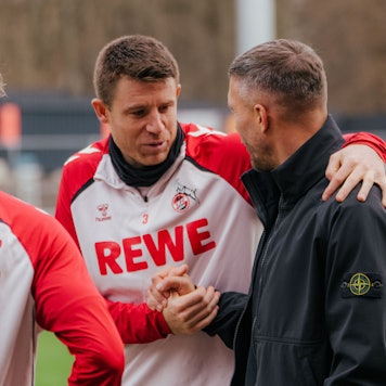 18.12.2025: Lukas Podolski (r.) besucht den 1. FC Köln, hier mit Dominique Heintz (M.) und Jakub Kaminski