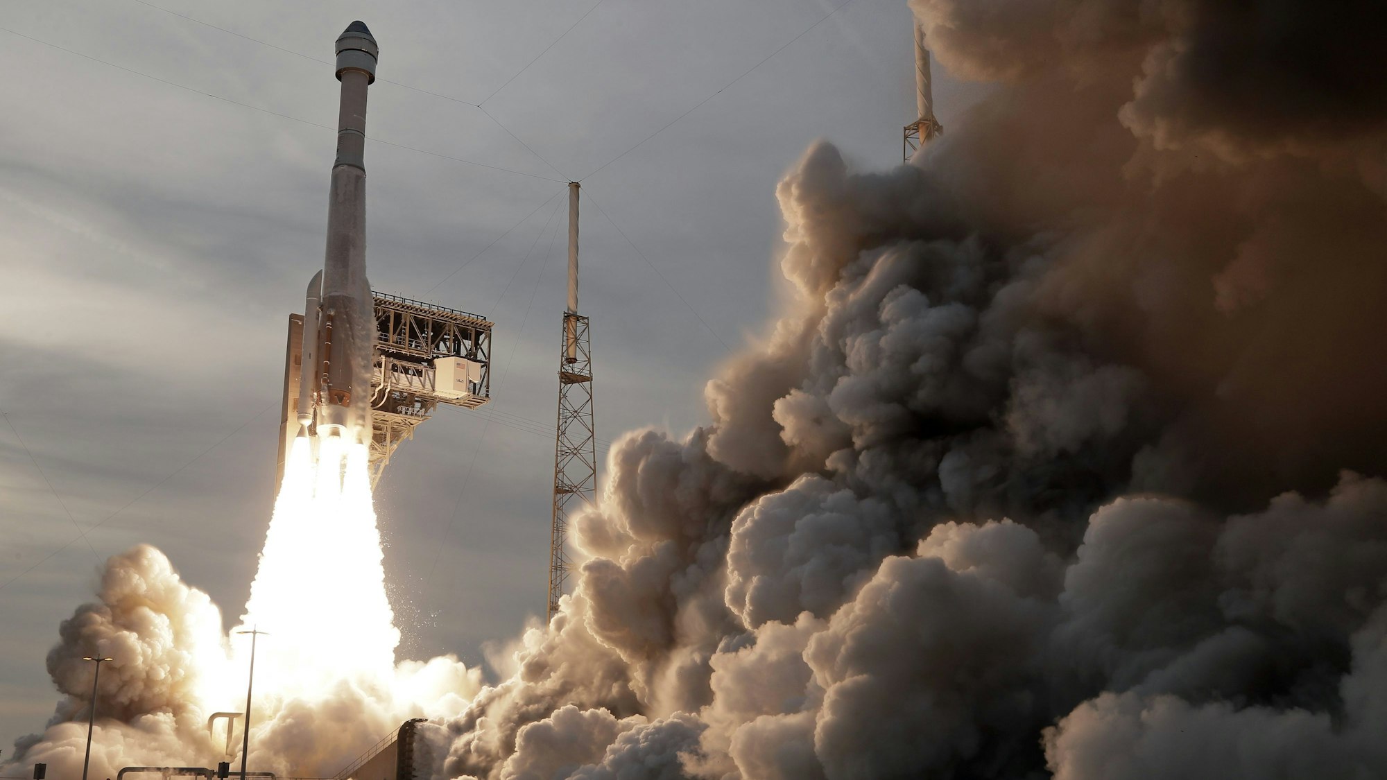Eine United Launch Alliance Atlas V-Rakete mit der Boeing Starliner-Besatzungskapsel hebt vom Space Launch Complex 41 auf dem Weltraumbahnhof Cape Canaveral in Florida zu einem zweiten Testflug zur Internationalen Raumstation ab.
