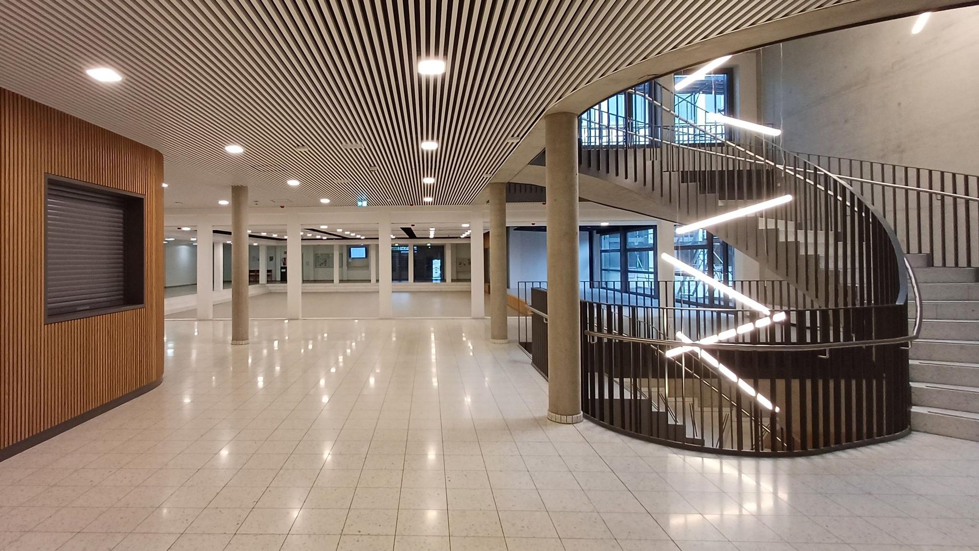 Das Bild gewährt einen Blick in die neu gemachte „Gemeinsame Mitte“ auf dem Nümbrechter Schulcampus – ein Beispiel für die Modernisierung der ganzen Schullandschaft.
