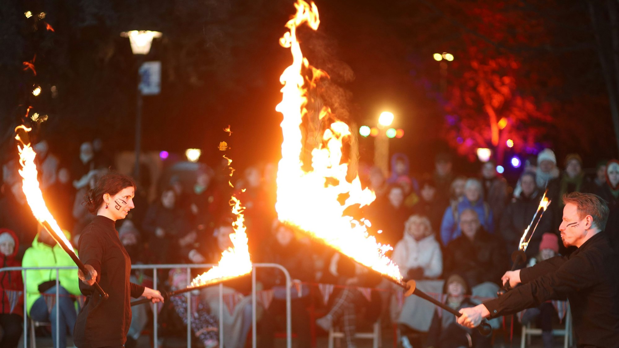 Eine Feuershow der "Midnight Talents" auf den Ebertplatz zur Eröffnung des Winterprogramm und des Weihnachtsmarktes.