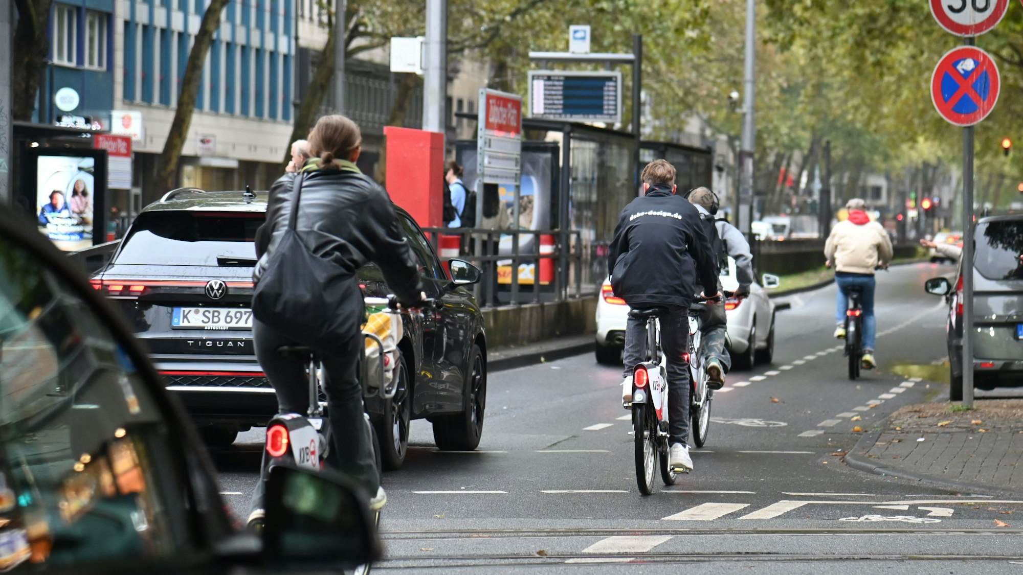 Das Bild zeigt Radfahrende auf den Kölner Ringen, hier am Zülpicher Platz.