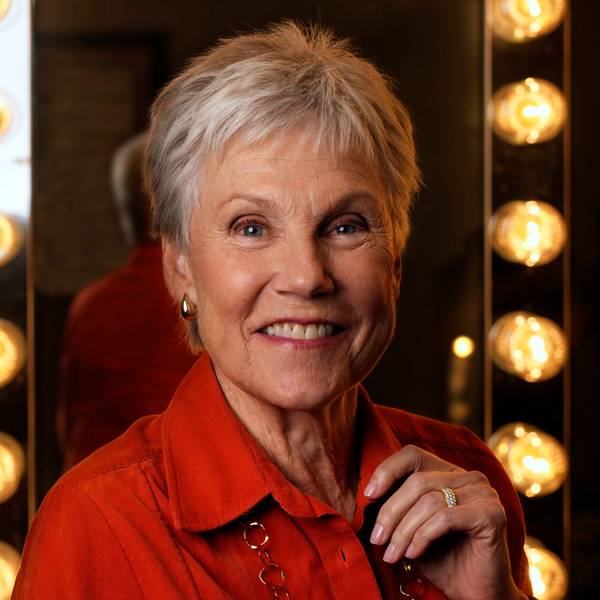 Anne Murray lächelt in die Kamera.