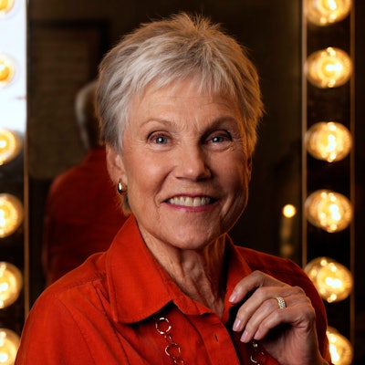 Anne Murray lächelt in die Kamera.