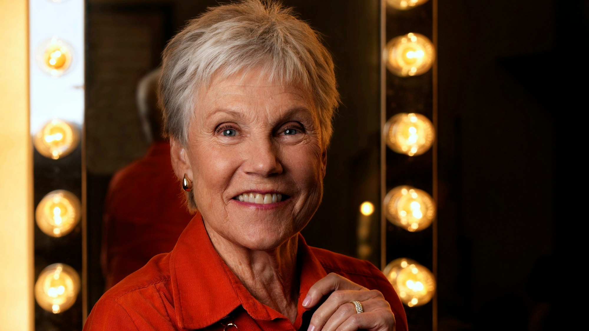 Anne Murray lächelt in die Kamera.