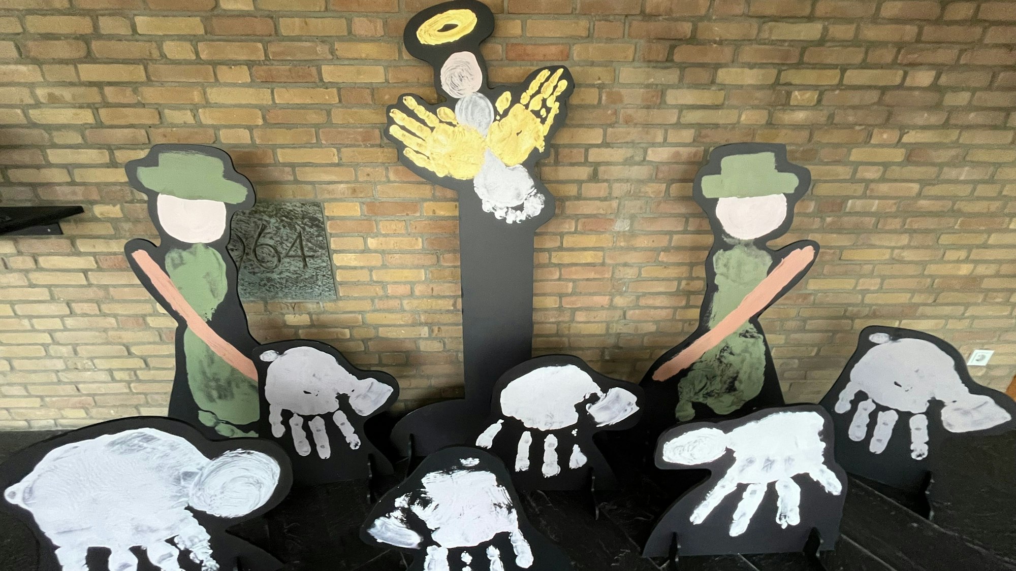 Schafe und Hirten folgen dem Engel.