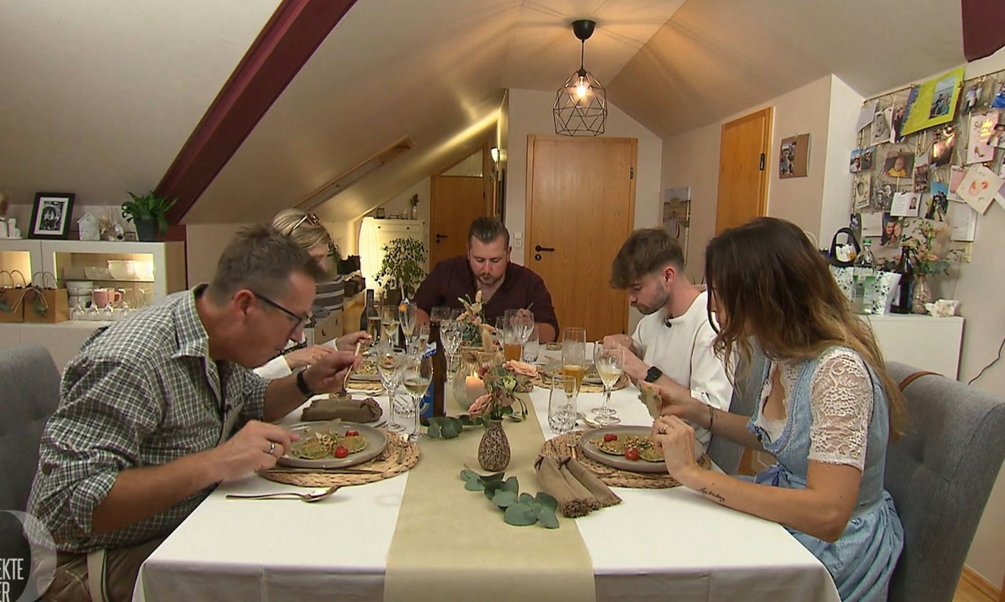 An Tag 4 trifft sich die Würzburger „Dinner“-Runde bei Florian in Rüdenhausen. (Bild: RTL)