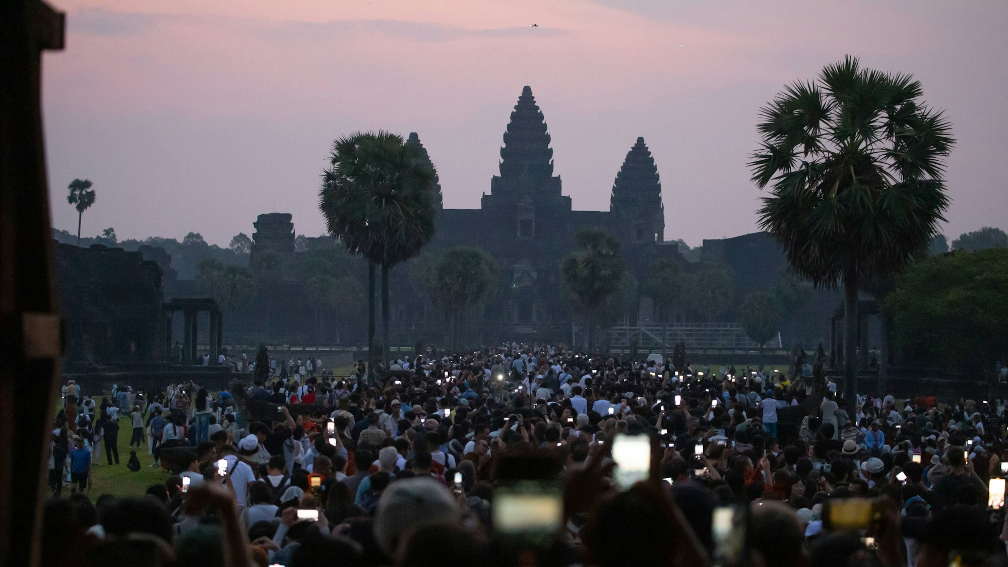 Die Tempelanlagen von Angkor Wat im Sonnenaufgang: Normalerweise strömen die Touristen aus aller Welt scharenweise zum Weltkulturerbe.
