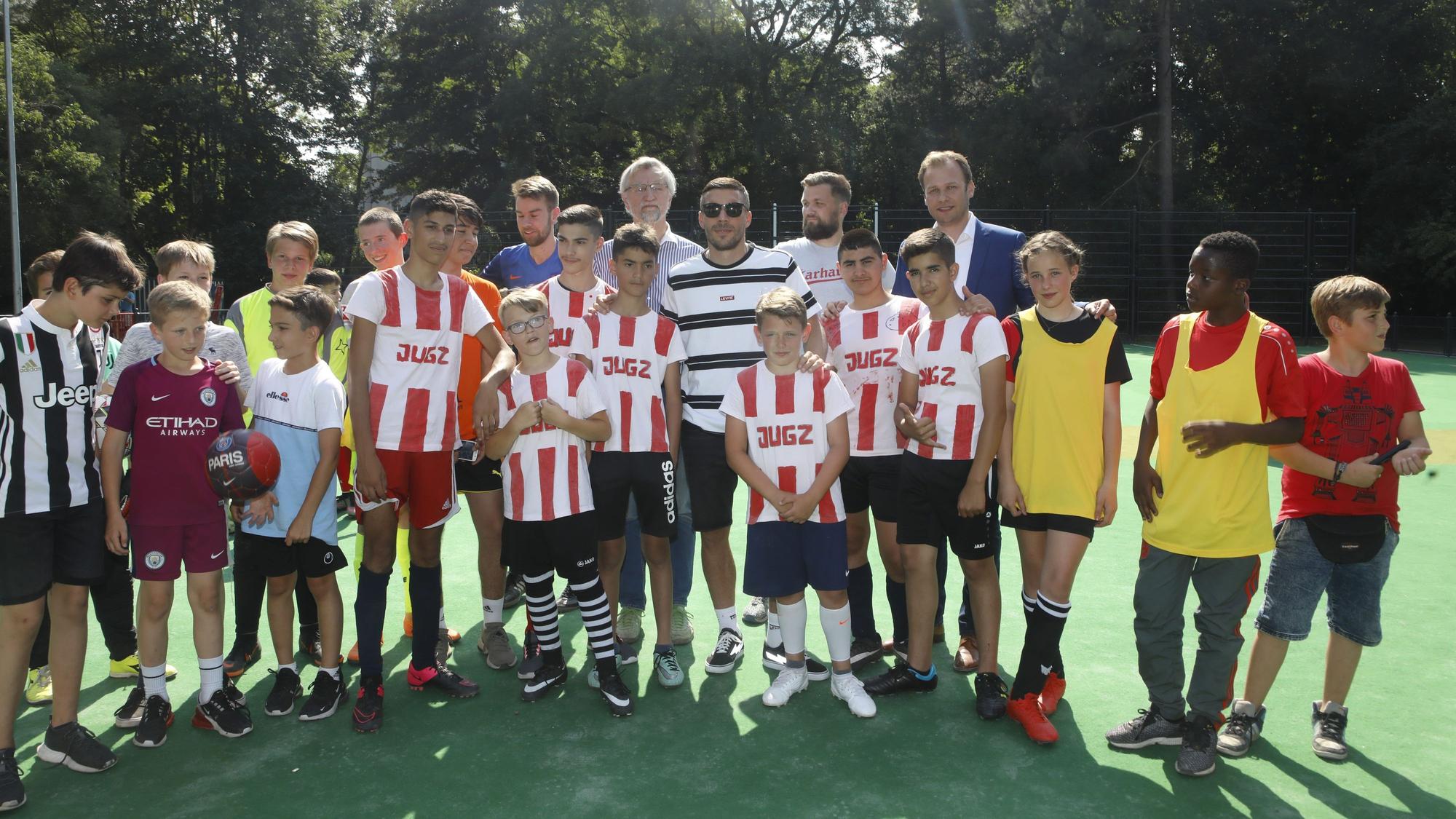 Lukas Podolski kam zur Eröffnung des Bolzplatzes „Kuhle“ im Römerpark im Jahr 2019 (Archivbild).