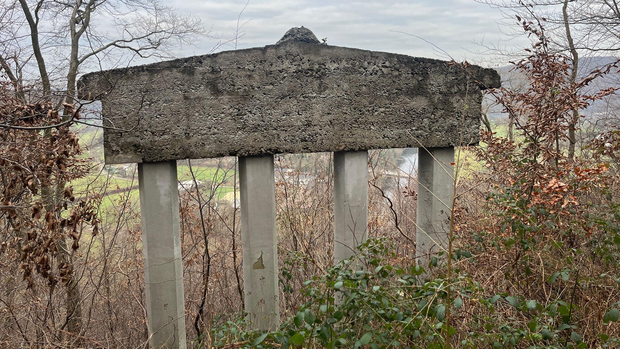 Das Phantom steht oberhalb der Sieg hoch im Hang.