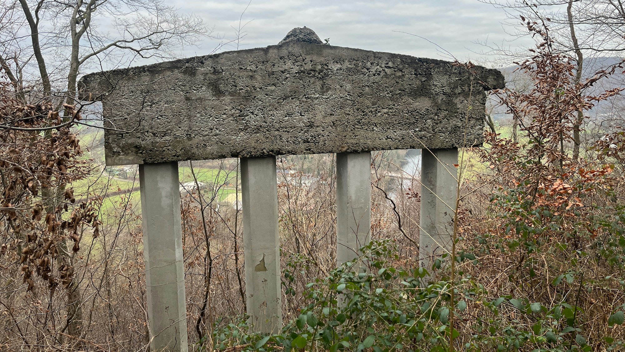 Das Phantom steht oberhalb der Sieg hoch im Hang.