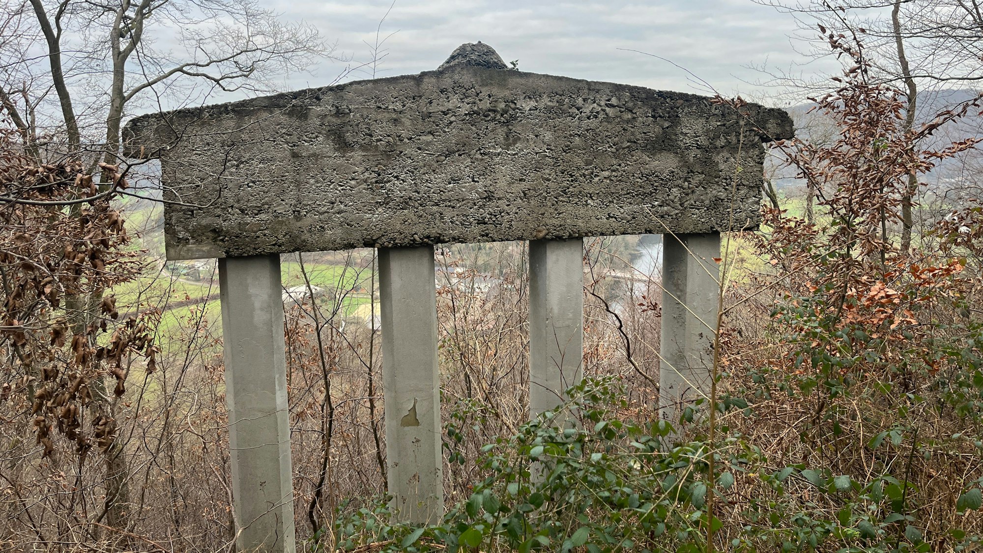Das Phantom steht oberhalb der Sieg hoch im Hang.