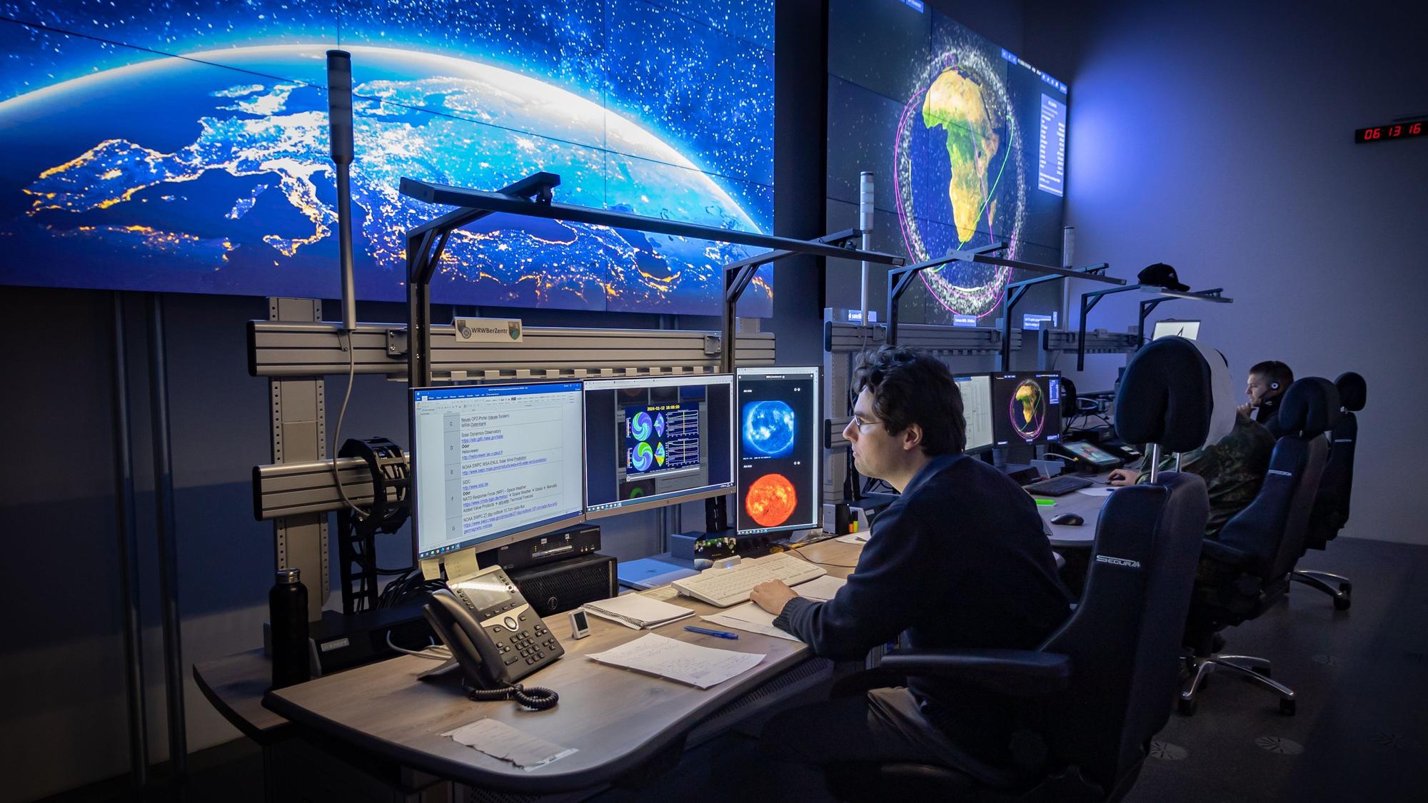 So sieht es in der Weltraumlagezentrale des Weltraumkommandos der Bundeswehr aus.