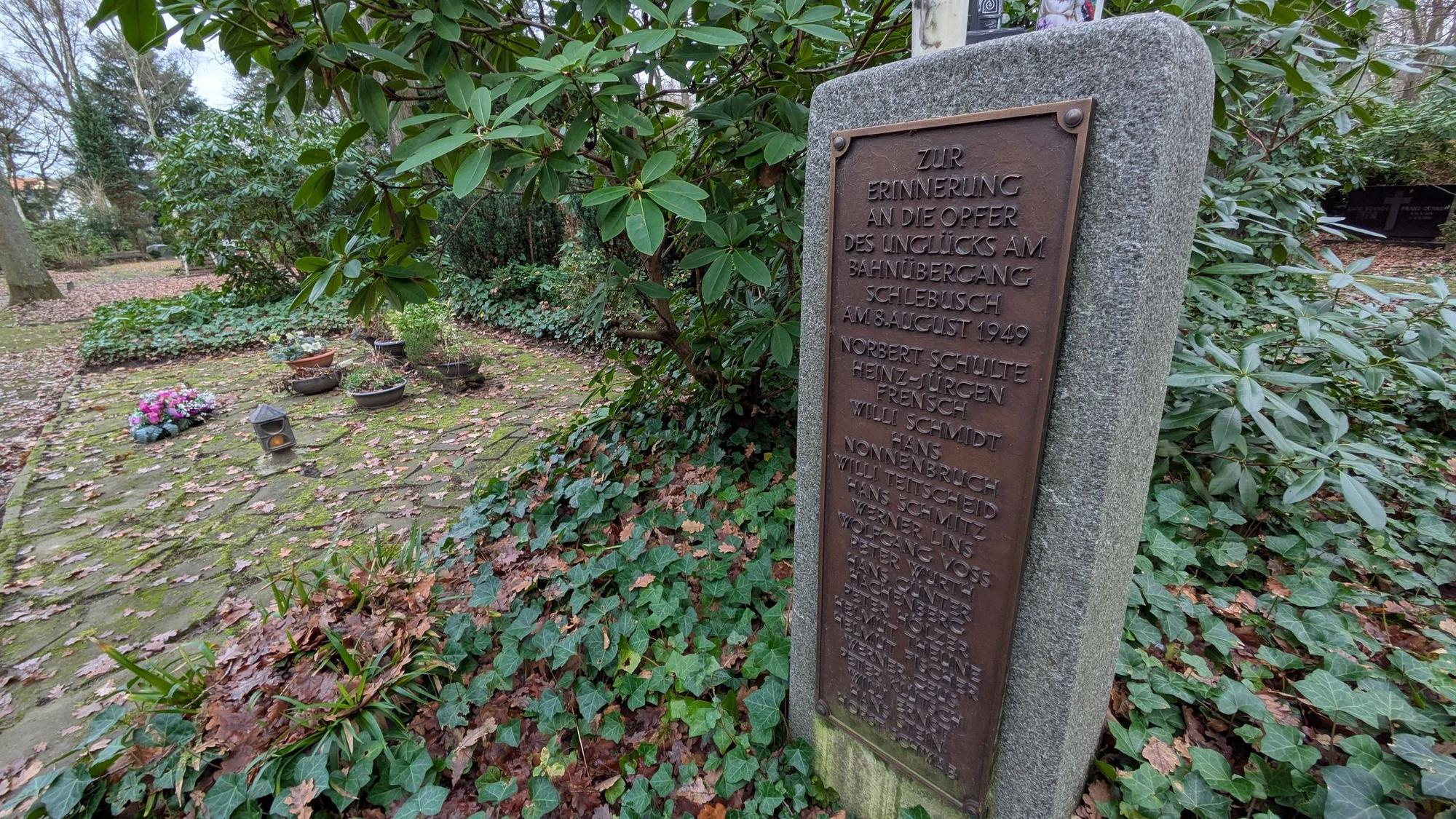 Ein Stein mit Inschrift erinnert an das Zugunglück, bei dem 1949 am damaligen Bahnhof Schlebusch 19 Schüler getötet wurden.