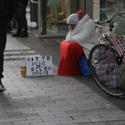 31.01.2025, Köln: Betteln mit System: Fast fast immer gleicher Wortlaut und Schrift auf den Kartons. Foto: Arton Krasniqi