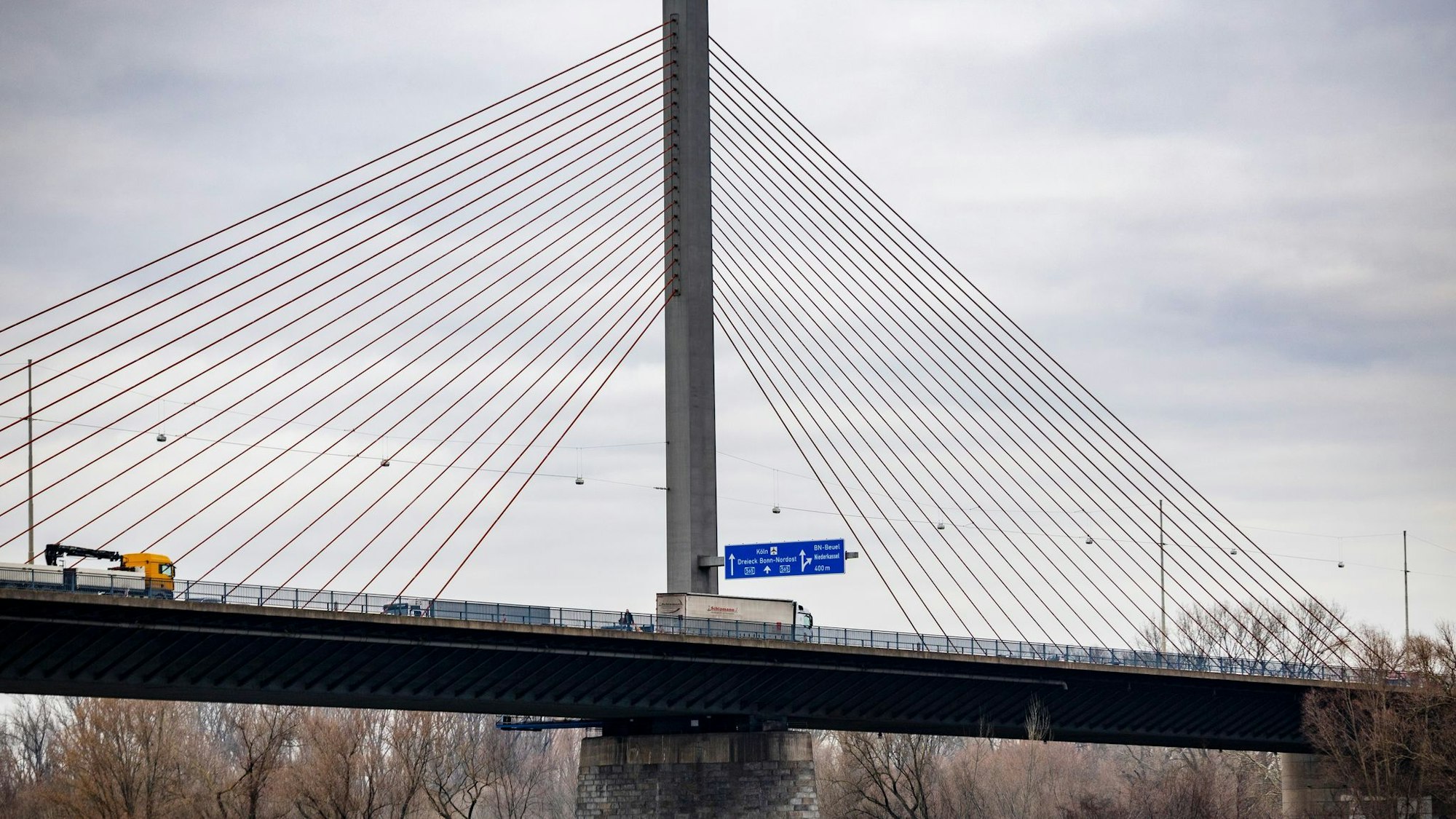 Die Sperrung der Bonner Nordbrücke für schwere Lkw wird gravierende Auswirkungen auf die Verkehrsströme in der Region haben.