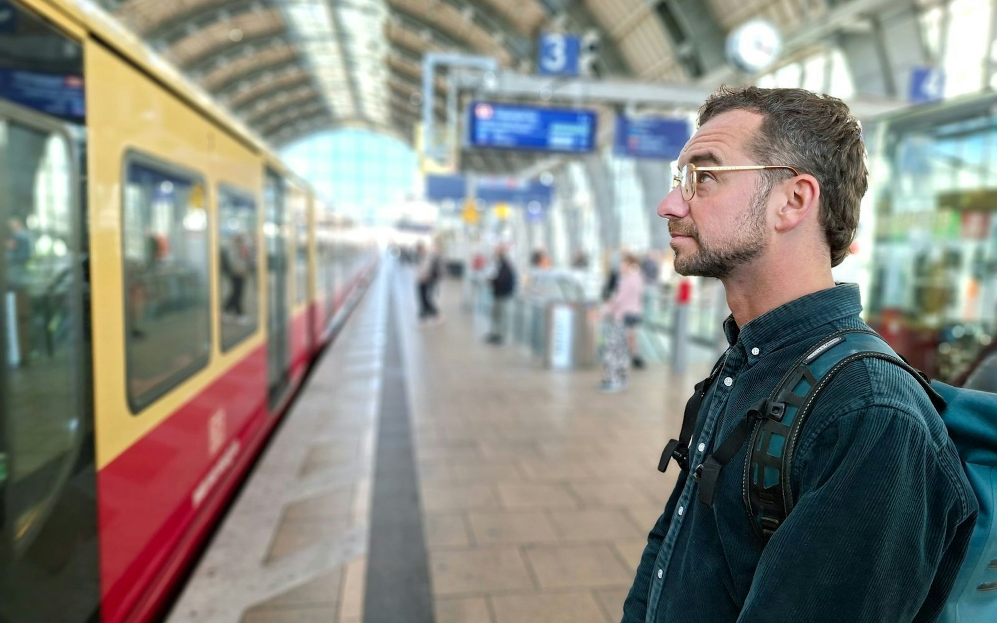 Einer von über 20 Millionen Pendlern, der täglich am Bahnhof steht und hofft, dass sein Zug pünktlich fährt und ankommt. Die NDR-Doku „Pendlerstress: Eine Nation auf Achse“ beleuchtet den Alltag von vier Betroffenen. (Bild: NDR)