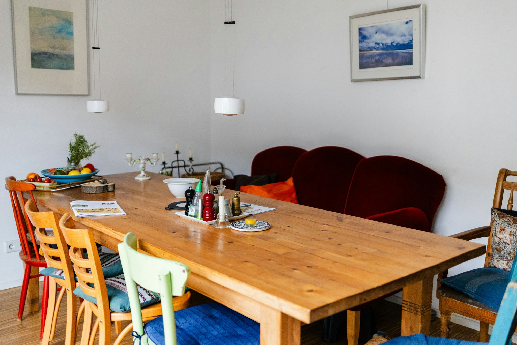 Blick in einen Wohnraum mit Tisch, Stühlen und Bänken