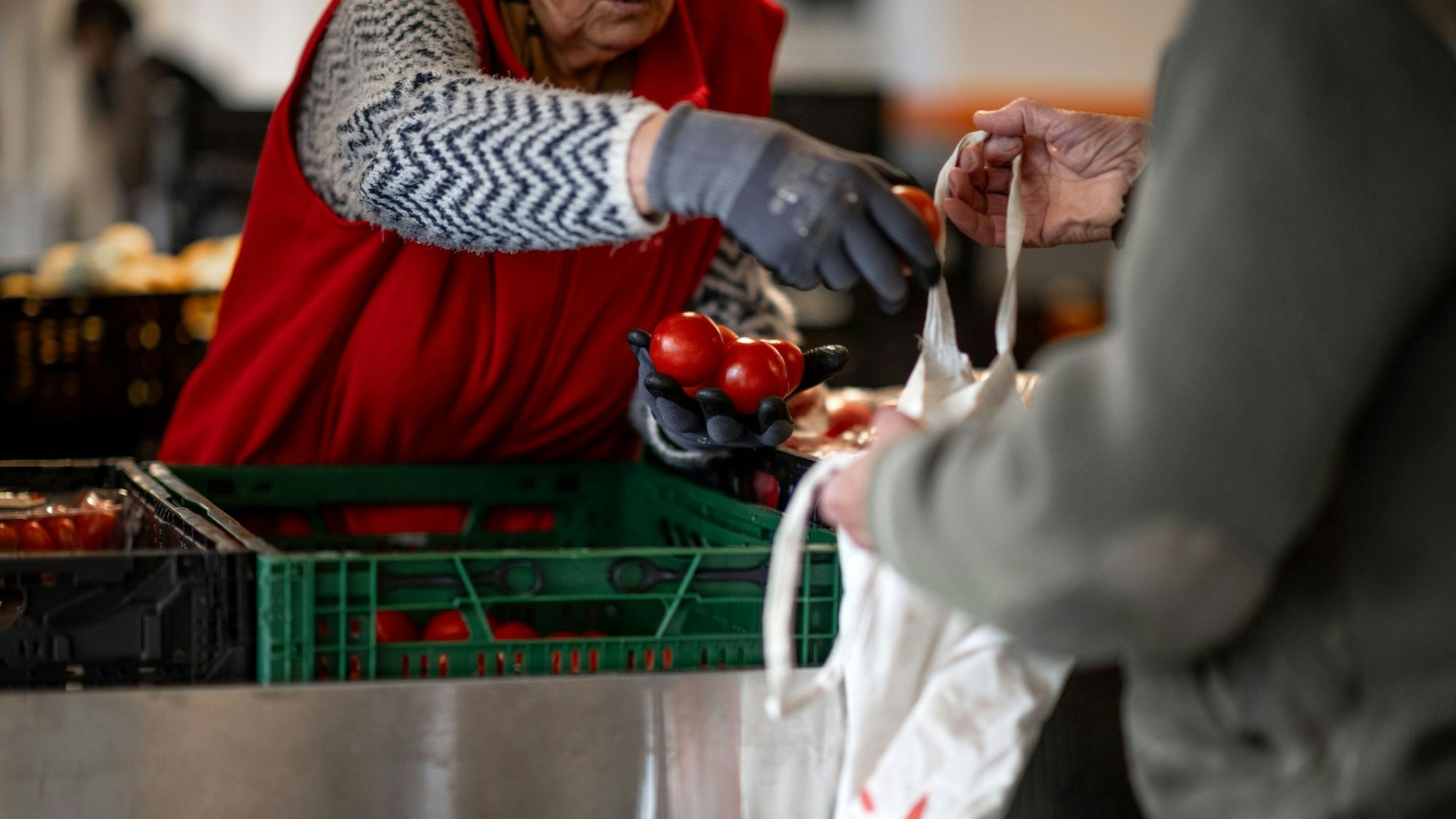 Frisches Obst und Gemüse ist in den NRW-Tafeln heiß begehrt. Das Angebot der Ehrenamtler hält mit der Nachfrage nach Lebensmitteln bei weitem nicht Schritt.