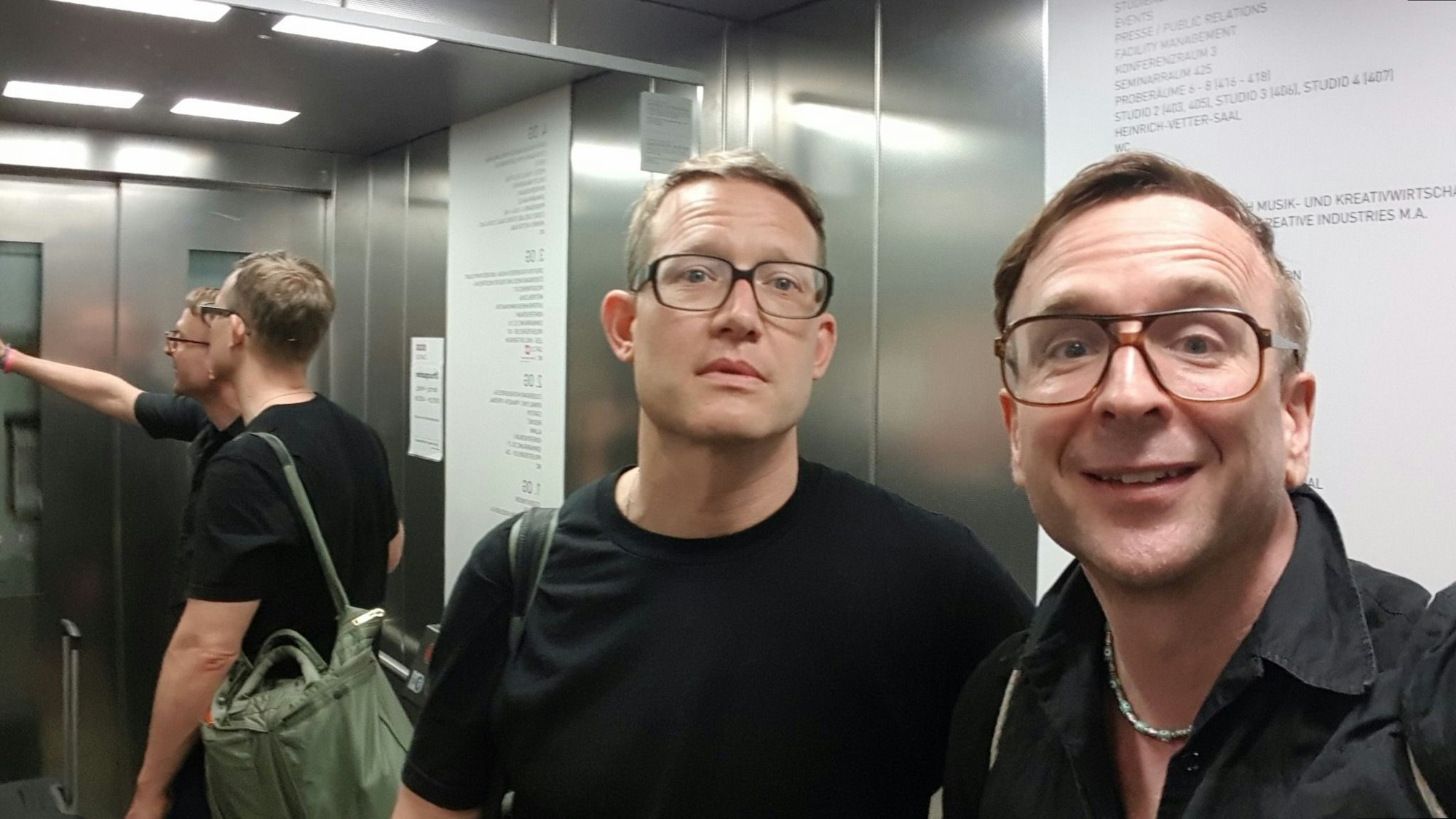 Das Bild zeigt die Journalisten Thomas Venker (links) und Linus Volkmann (rechts), Gründer und Betreiber des „Kaput – Magazin für Insolvenz & Pop“ aus Köln und Frankfurt. Foto: Privat