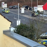 Eine Aufnahme von Polizeiwagen auf der Olper Straße ist zu sehen