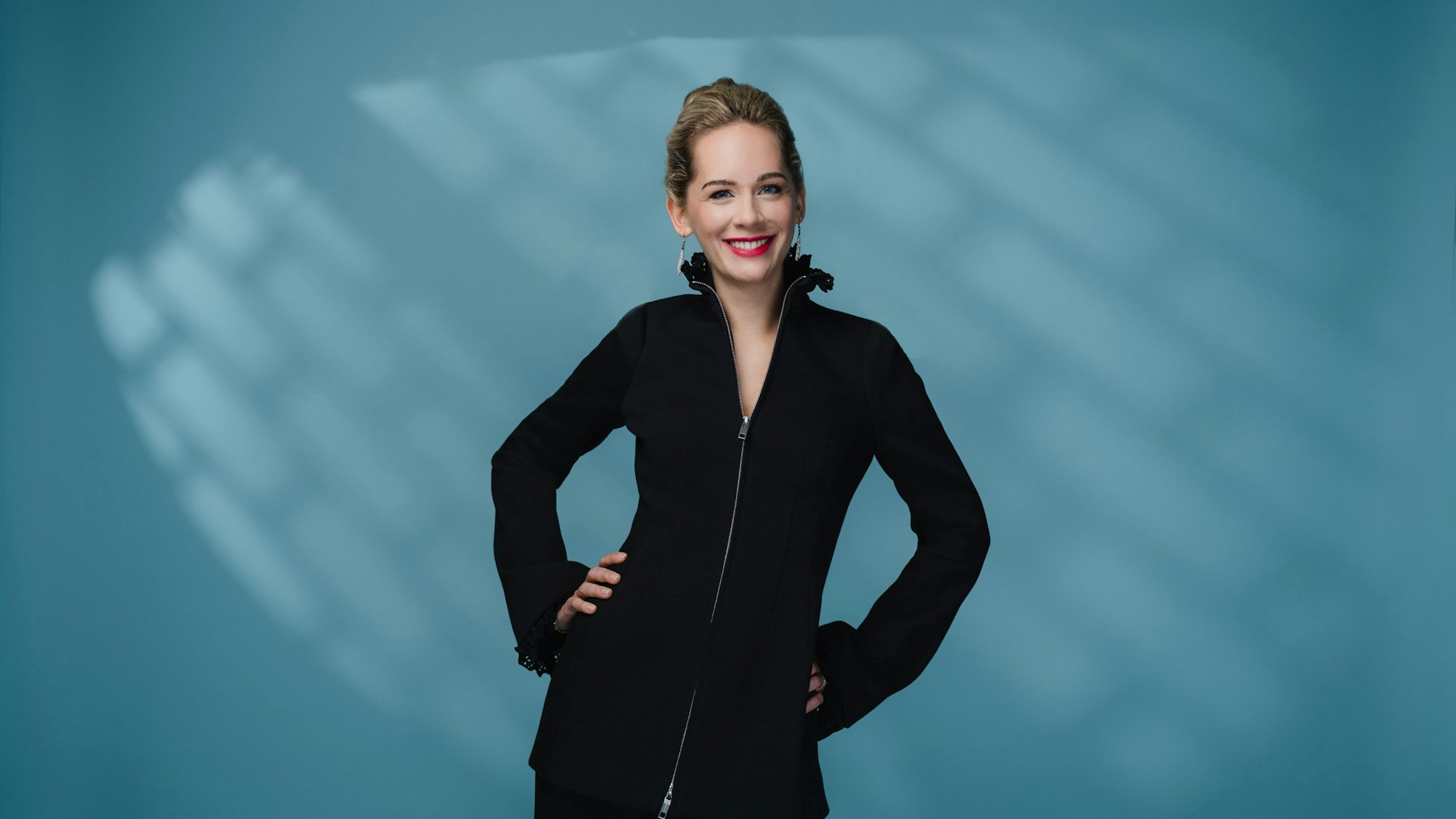 Eine Frau lächelt in die Kamera.