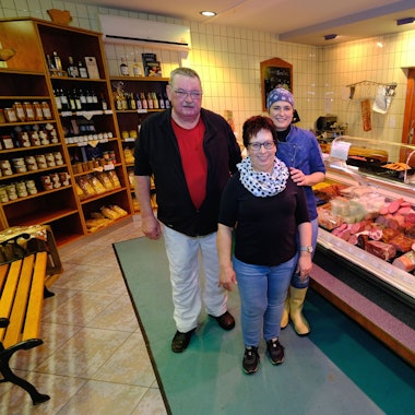 Hans-Peter und Marlene Böhmer, hier mit Tochter Daniela Schmitz (v.l.n.r.), vor der Verkaufstheke ihres Metzgereibetriebs in Nettersheim.