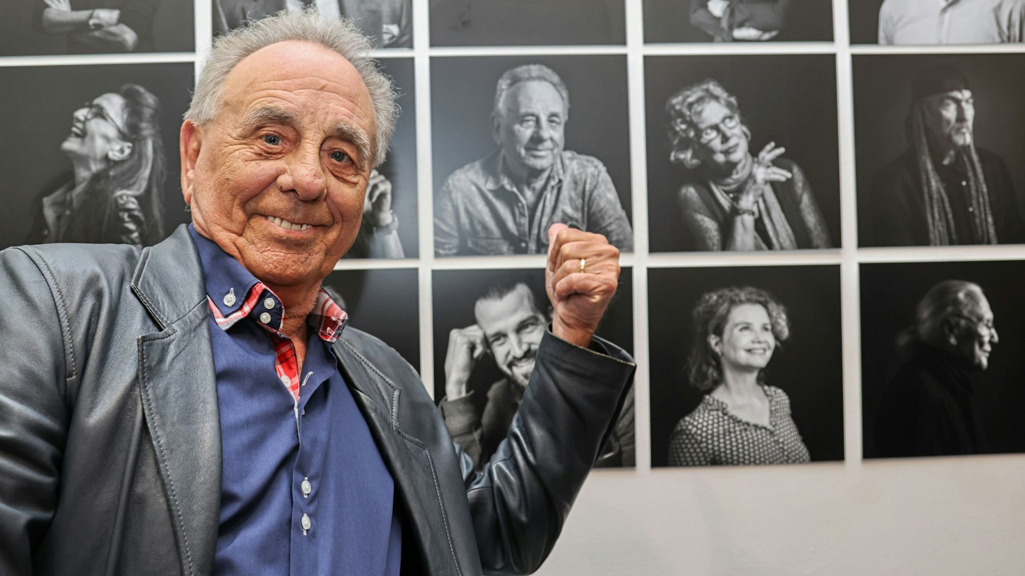 Buchpräsentation und Vernissage „Kölner Portraits“ von dem Fotografen und Künstler Manfred Jasmund. Ur-Fööss Erry Stoklosa präsentiert sein Portraitfoto