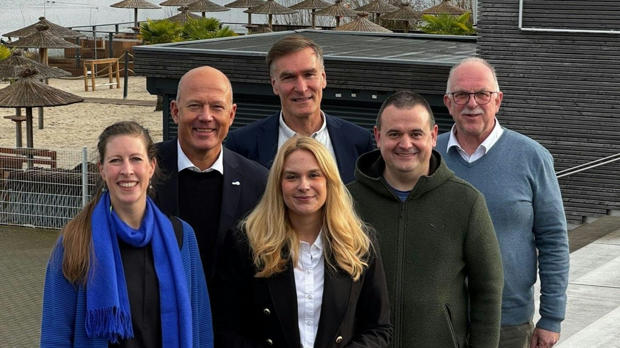 Vier Männer und zwei Frauen stehen am Ufer des Zülpicher Wassersportsees.
