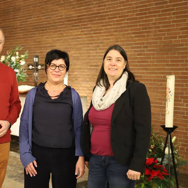 Die evangelischen Kirhcengemeinden Hennef und Uckerath fusionieren mit einem Gottesdienst am 3. Januar. V.l.: Pfarrer Stefan Heinemann, Presbyteriumsvorsitzende Heike Kirchhoff und Pfarrerin Ann-Kathrin Bieling.