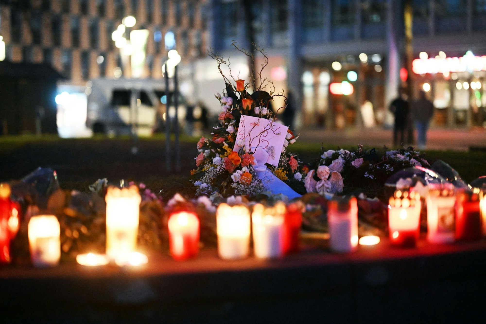 Am Tag nach der Tat bekundeten viele Menschen ihre Trauer. (Archivbild)