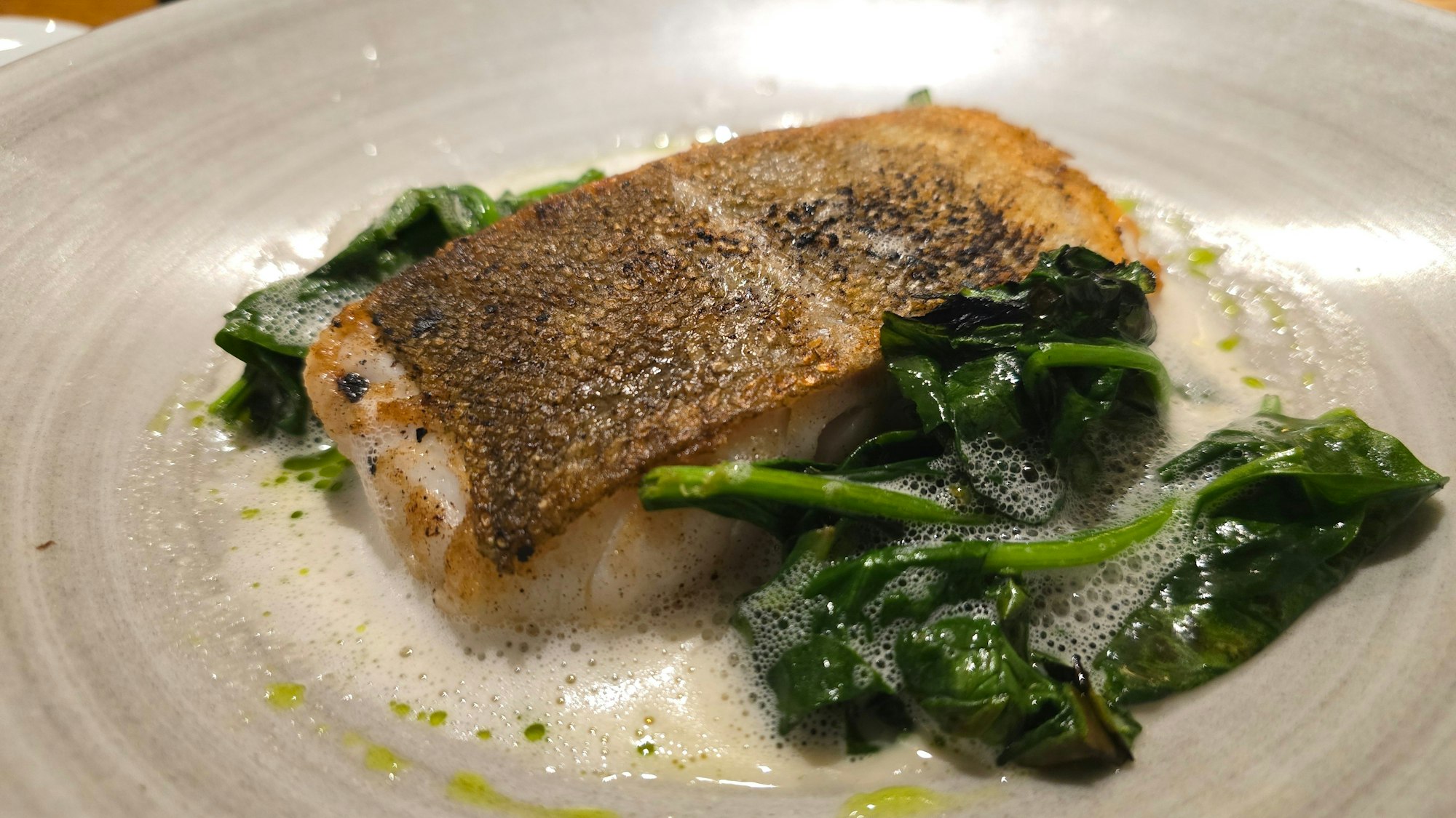 Tellergericht mit Fisch und Spinat