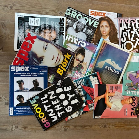 Das Bild zeigt die Cover verschiedener Ausgaben der mittlerweile eingestellten Musikzeitschriften Spex, Groove, Juice und intro. Foto: Kevin Goonewardena