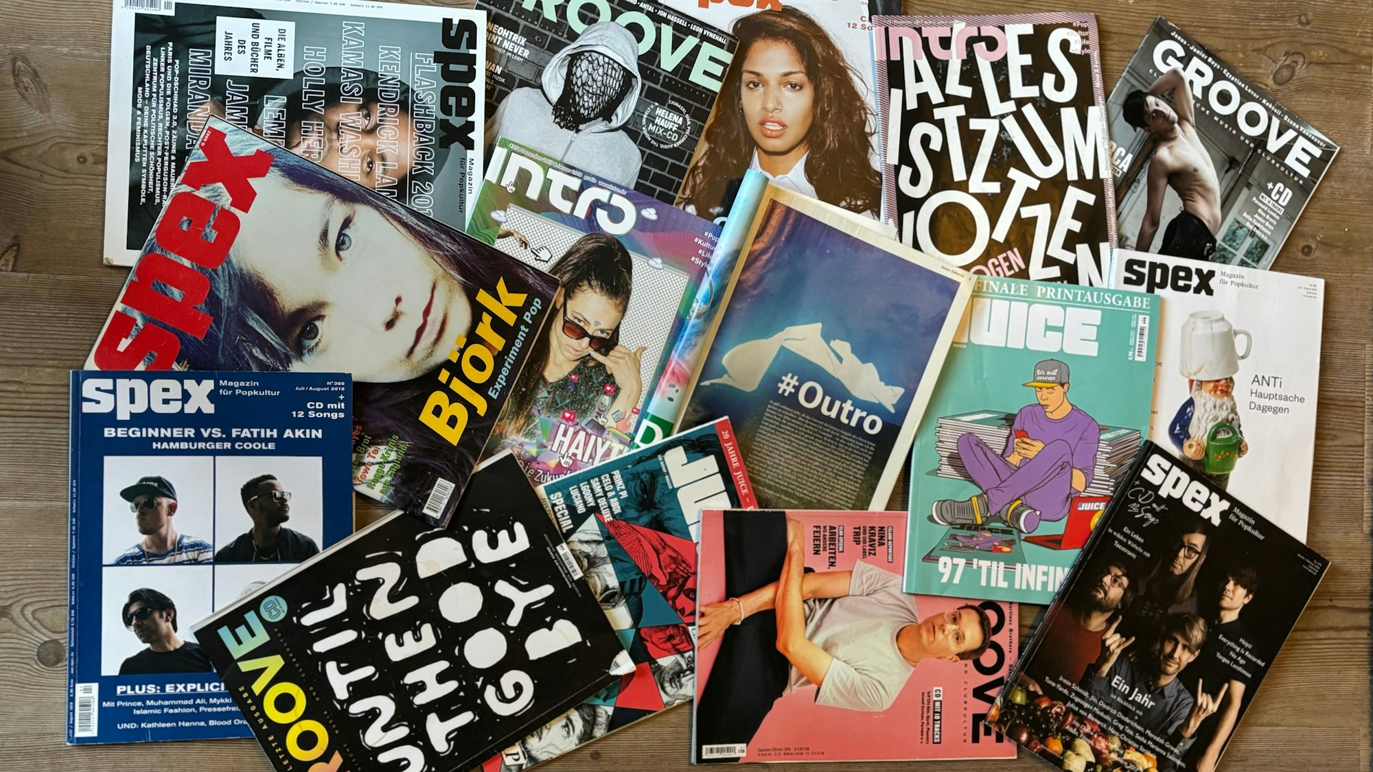 Das Bild zeigt die Cover verschiedener Ausgaben der mittlerweile eingestellten Musikzeitschriften Spex, Groove, Juice und intro. Foto: Kevin Goonewardena