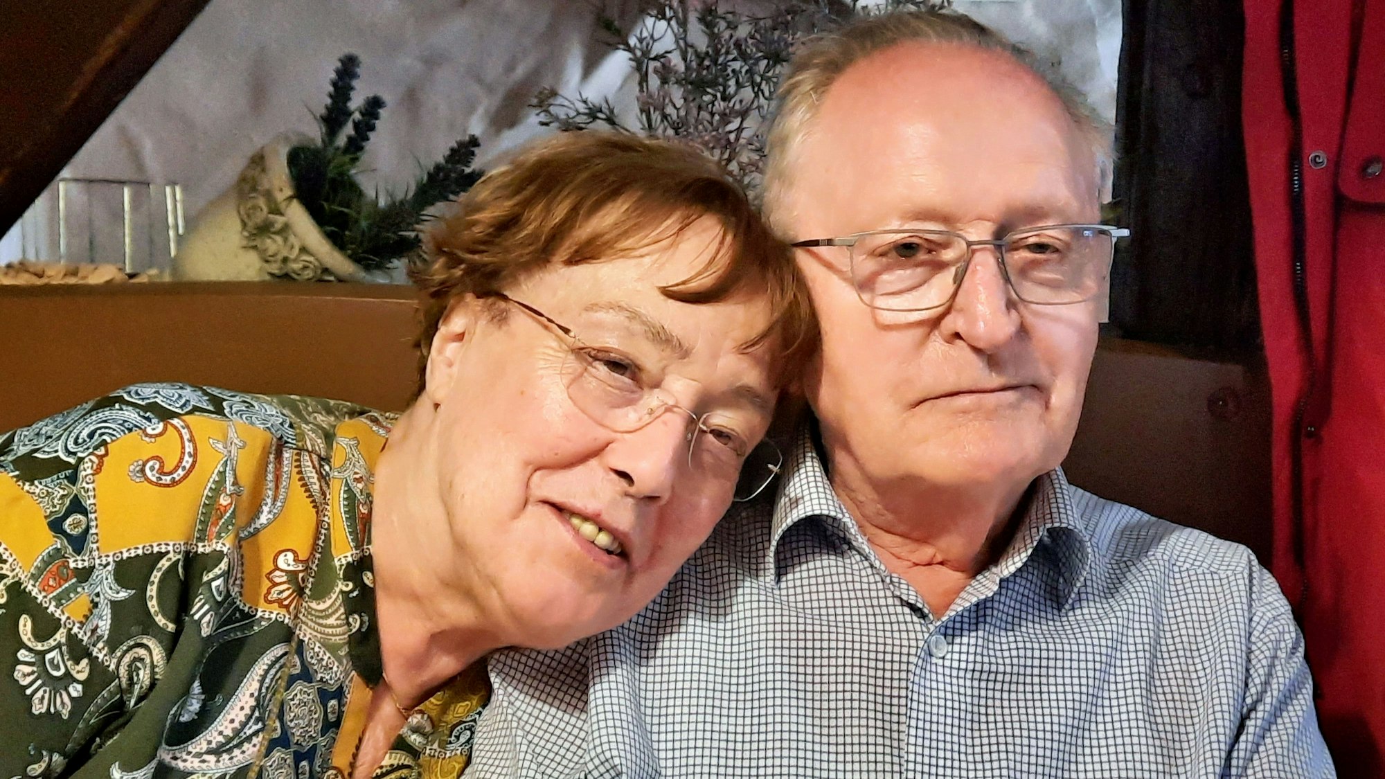 Im Seniorenheim Carpe Diem freuten sich Doris und Dietrich Sommerfeld über den Besuch ihrer Kinder zum diamantenen Ehejubiläum. Sie lehnt sich an seine Schulter.