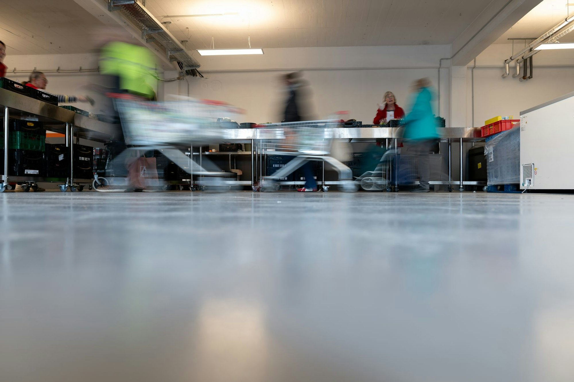 Zügige Lebensmittelverteilung an der Essener Tafel.