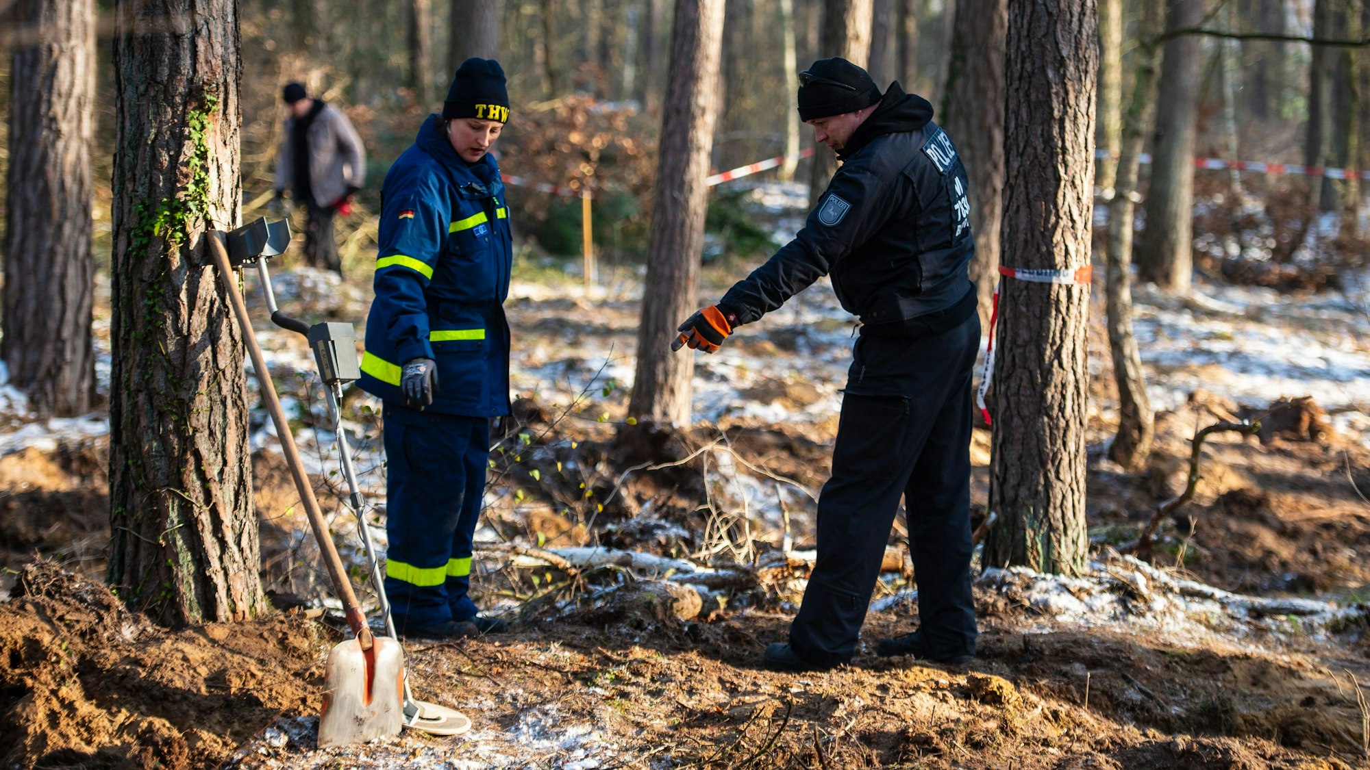 Eine Helferin (l) des Technischen Hilfswerk (THW) bespricht sich im Januar 2019 mit einem Polizisten bei Sondierungs- und Grabungsarbeiten in einem Waldstück. Anlass dafür war ein anonymer Hinweis auf einen möglichen Ablageort des Leichnams.