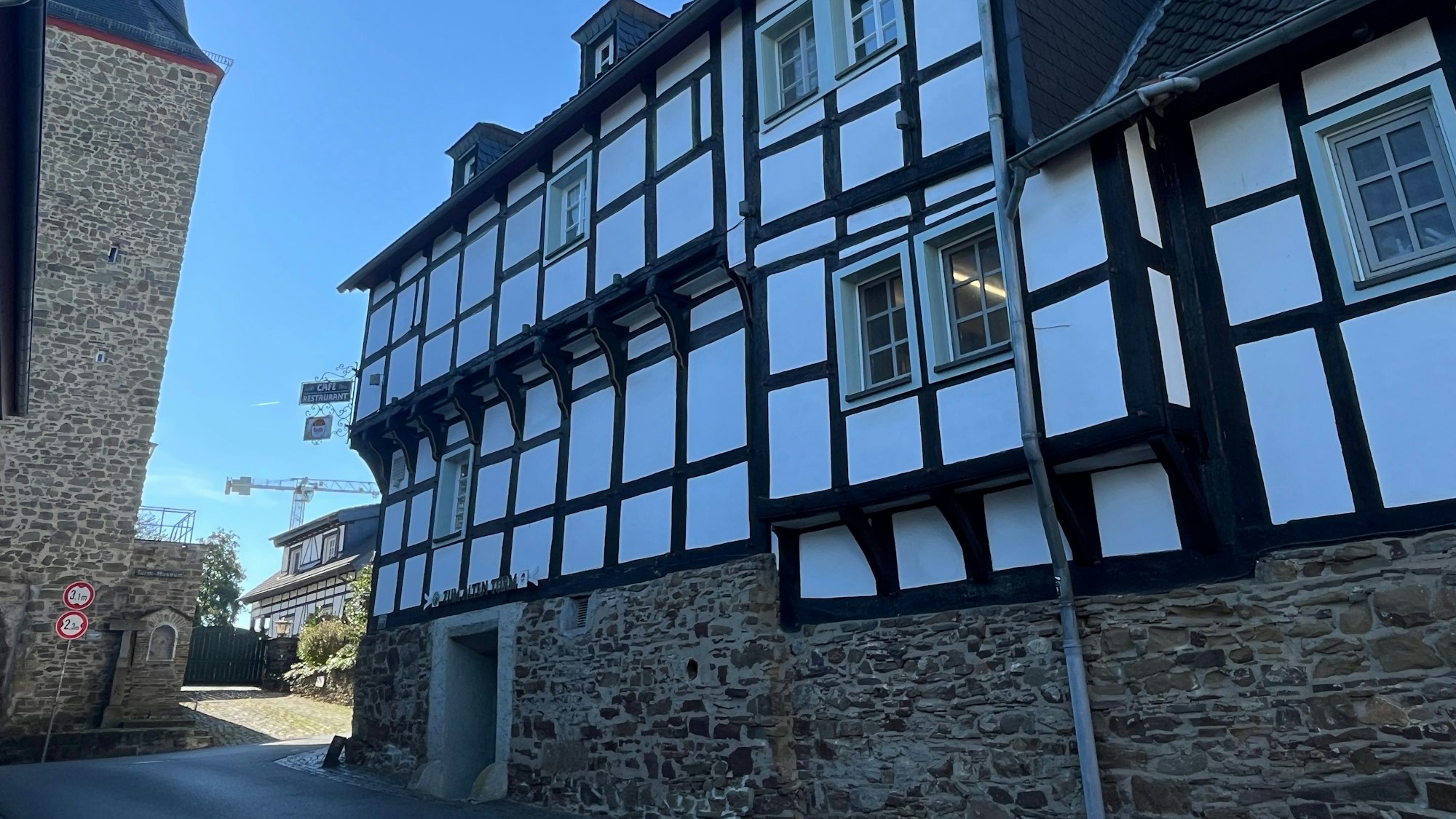 Der Weg führt vorbei an der Gaststätte Zum Alten Turm und durch den Katharinenturm.