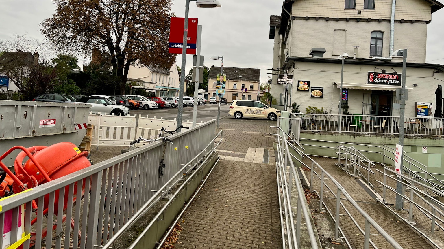 Der Vorplatz des Leichlinger Bahnhof soll umgebaut werden. Und zwar noch im kommenden Jahr, während der Sanierung der Bahnstrecke.