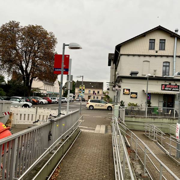Der Vorplatz des Leichlinger Bahnhof soll umgebaut werden. Und zwar noch im kommenden Jahr, während der Sanierung der Bahnstrecke.
