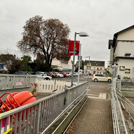 Der Vorplatz des Leichlinger Bahnhof soll umgebaut werden. Und zwar noch im kommenden Jahr, während der Sanierung der Bahnstrecke.