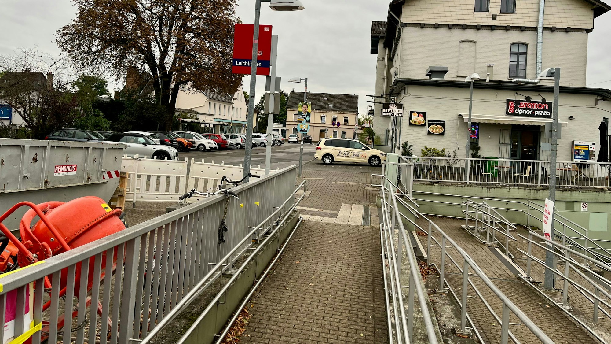 Der Vorplatz des Leichlinger Bahnhof soll umgebaut werden. Und zwar noch im kommenden Jahr, während der Sanierung der Bahnstrecke.