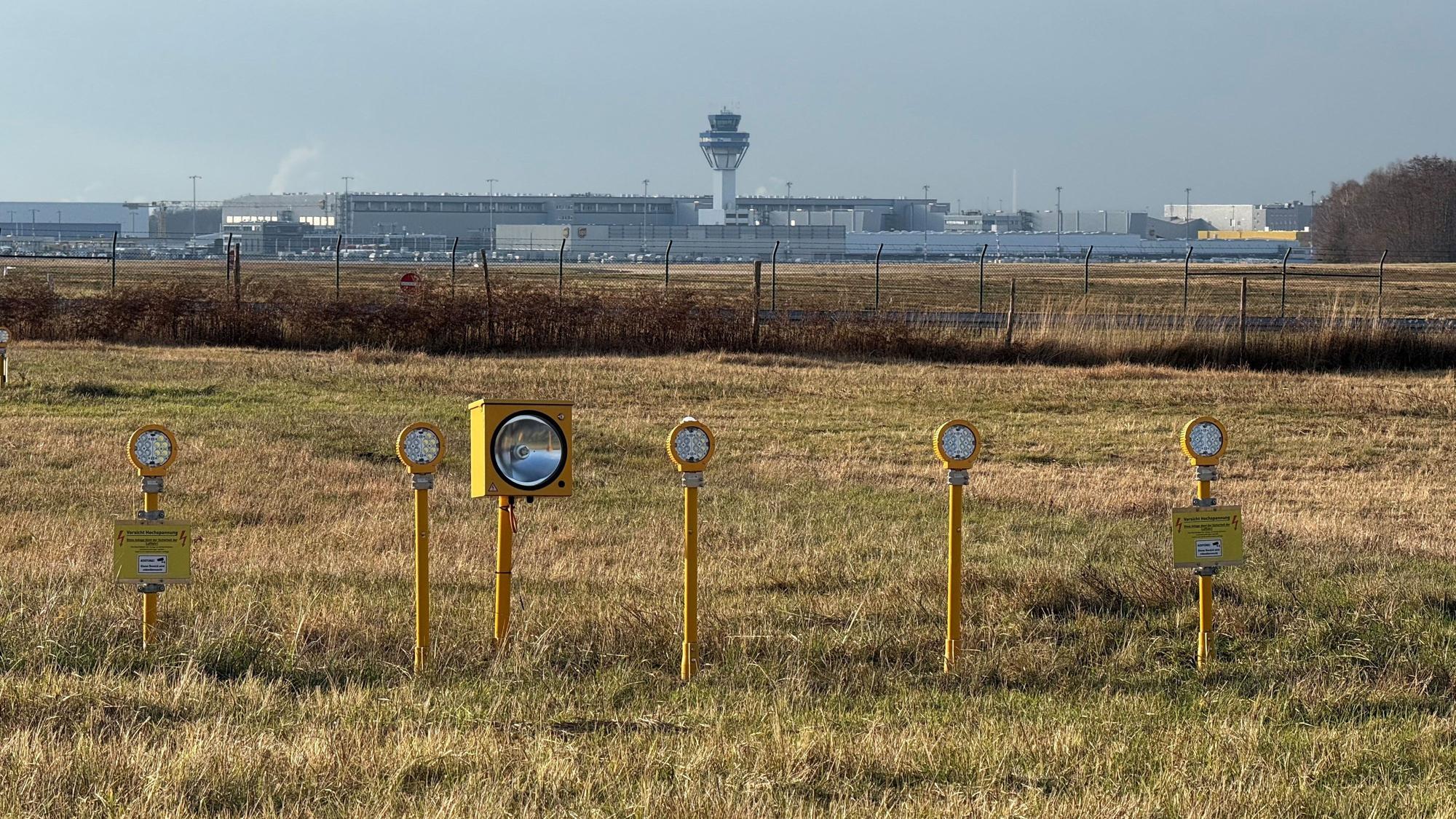 Wandern Wanderung Wahner Heide Altenrath Troisdorf
Der Flughafen Köln/Bonn steht im zweiten Teil der Wanderung im Mittelpunkt.