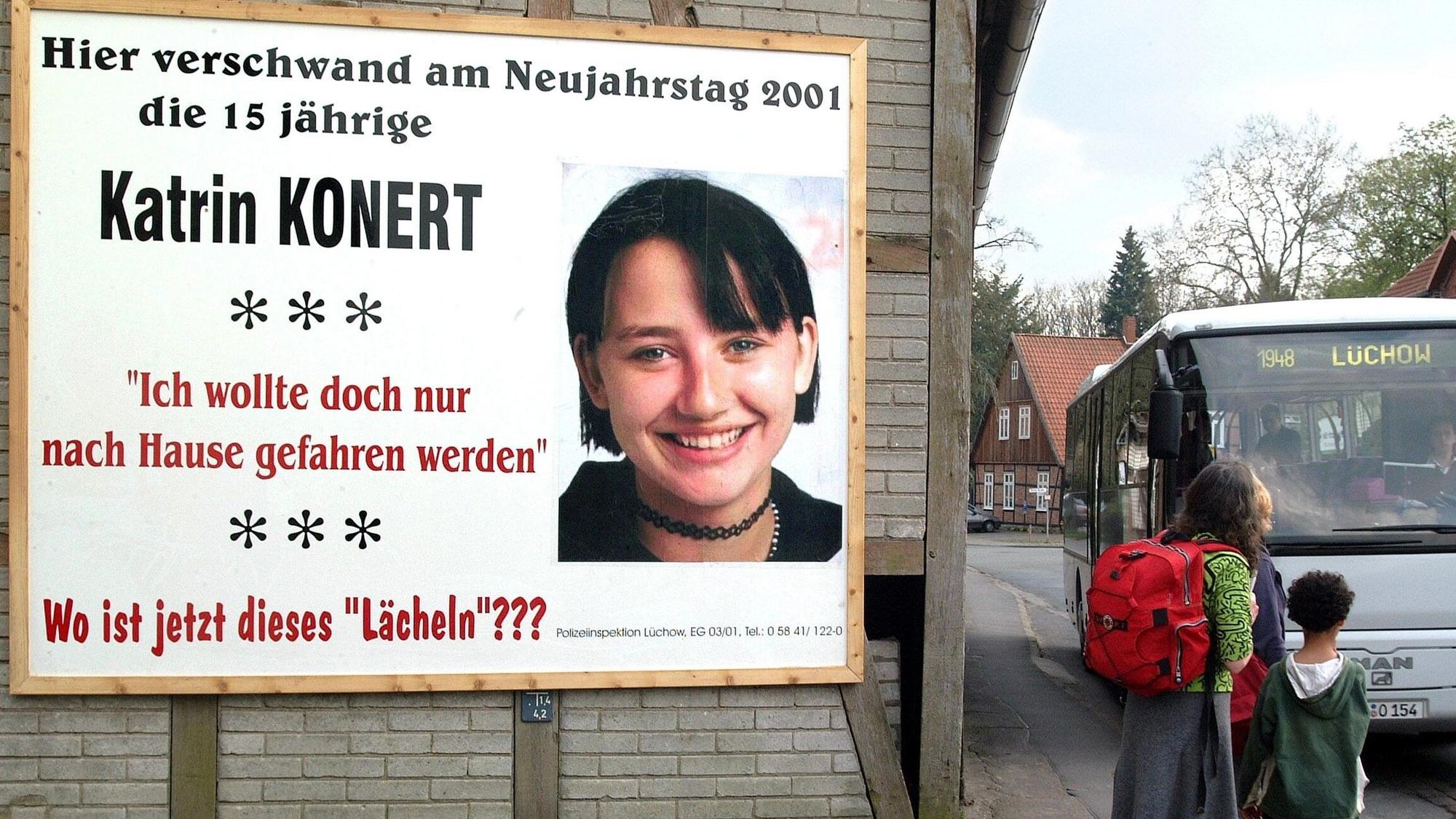 Neben einem zwei mal drei Meter großen Plakat, mit dem die Polizei nach der Schülerin Katrin Konert aus dem Kreis Lüchow-Dannenberg sucht, warten Fahrgäste an einer Bushaltestelle auf einen Nahverkehrsbus nach Lüchow.