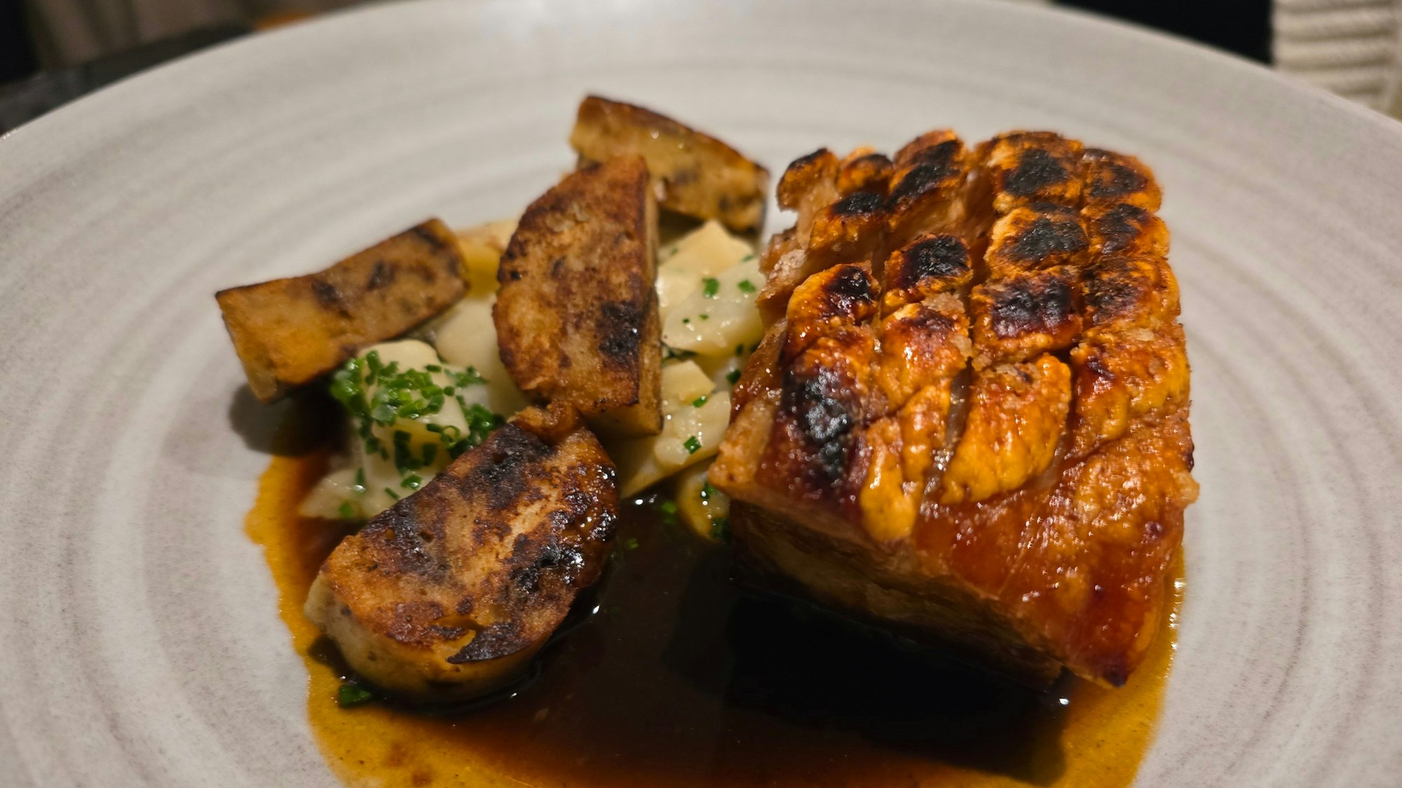 Ein Tellergericht mit Knödeln und