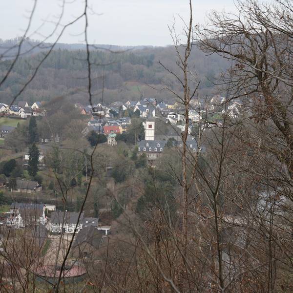 Vom „Phantom“ aus reicht der Blick über die Sieg bis nach Schloss Merten und die Kirche St. Agnes.
