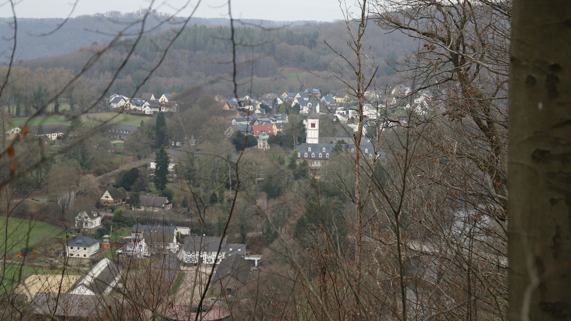 Vom „Phantom“ aus reicht der Blick über die Sieg bis nach Schloss Merten und die Kirche St. Agnes.