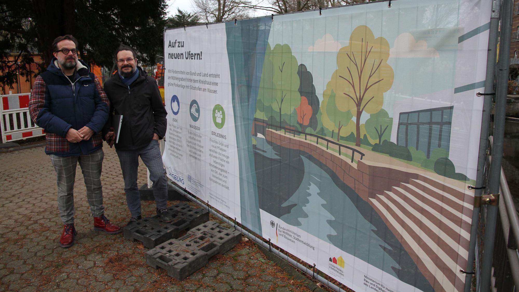 Baustelle für eine Sitztreppenanlage am Mühlengraben, von links: Technischer Beigeordneter Stephan Marks und Leiter des Planungsamts Fabian Löbach