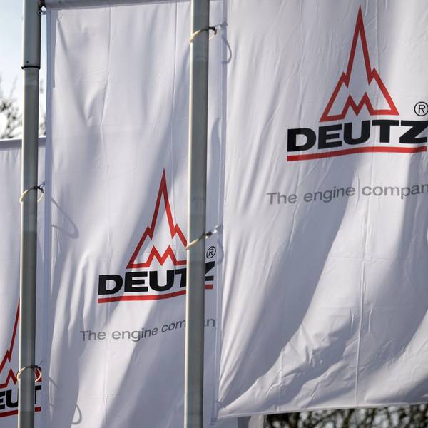 Fahnen mit dem Deutz-Logo wehen vor dem Eingang des Motorenwerkes in Köln.